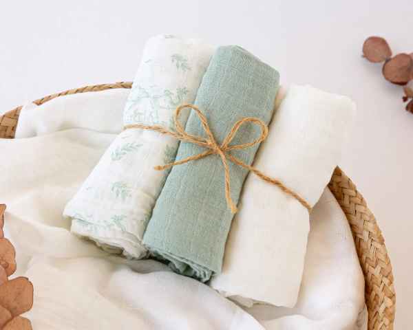 Set de 3 muselinas verde, blanco y estampado selva 70x70cm