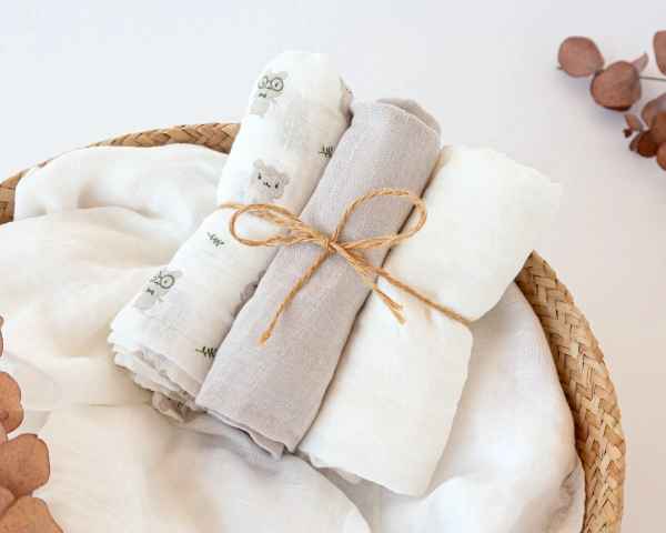 Set de 3 muselinas gris, blanco y estampado ratoncitos 70x70cm