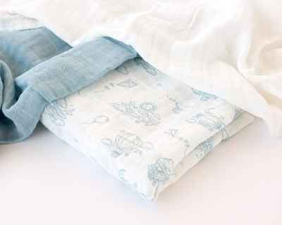 Set de 3 muselinas azul, blanco y estampado de aviones 70x70cm
