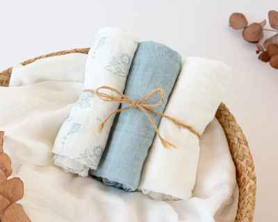 Set de 3 muselinas azul, blanco y estampado de aviones 70x70cm