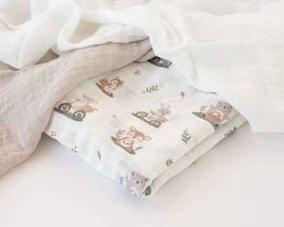 Set de 3 muselinas gris, blanco y estampado bosque 70x70cm
