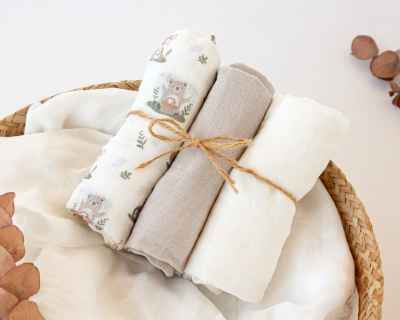 Set de 3 muselinas gris, blanco y estampado bosque 70x70cm