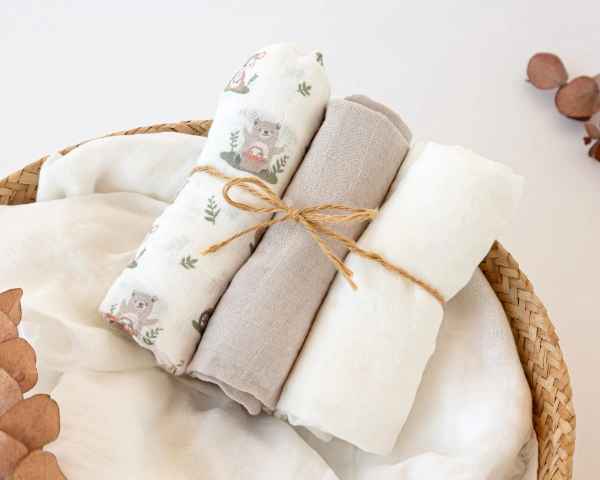 Set de 3 muselinas gris, blanco y estampado bosque 70x70cm