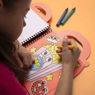 Libro Omy Con Pinturas Y Pegatinas Yummy