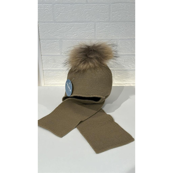 Bufanda con Gorro Unido Pompon Pelo Tostado J8220
